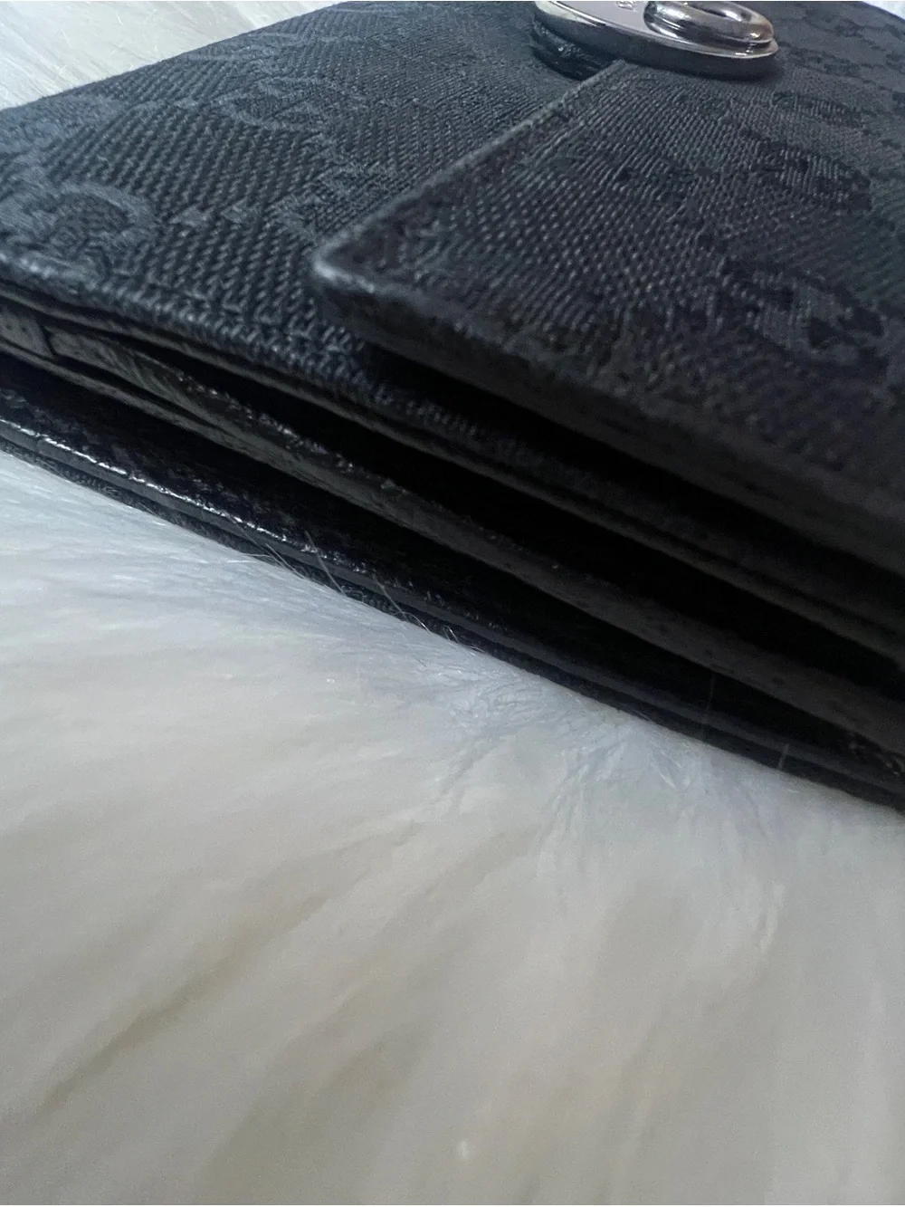 Gucci pattern wallet closure